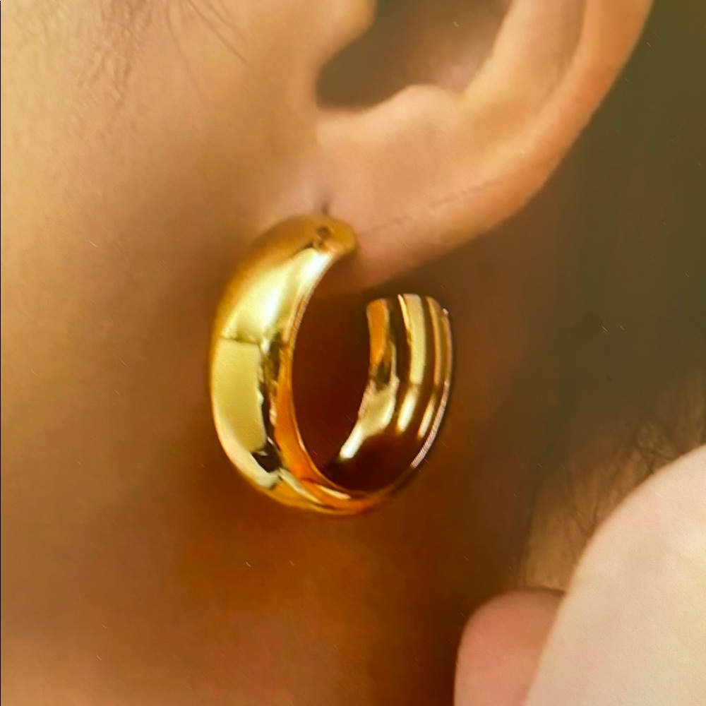 Elegant Gold Hoop Earrings